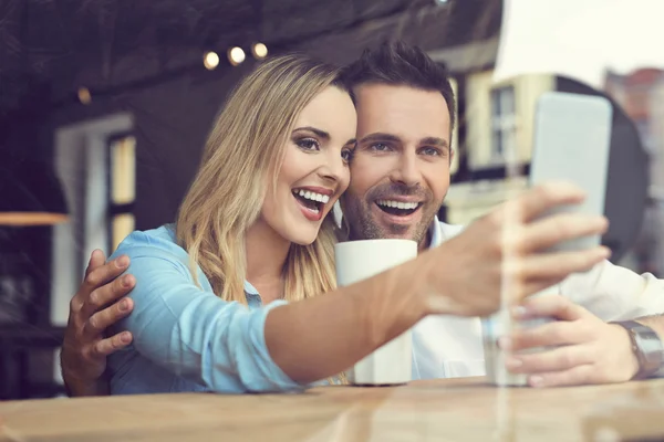 Junge Frau macht Selfie — Stockfoto