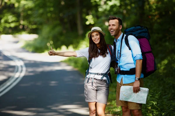 Felices autoestopistas en la carretera — Foto de Stock