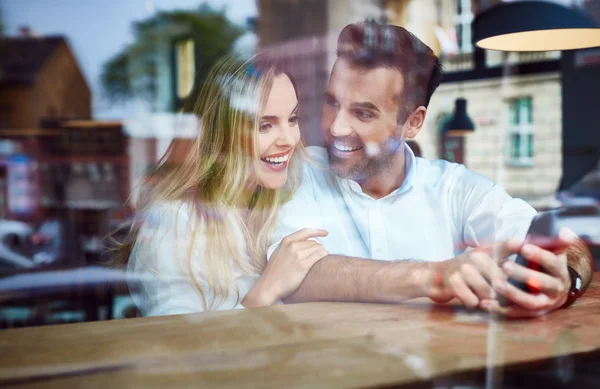 Joyful couple at coffee shop — Stock Photo, Image