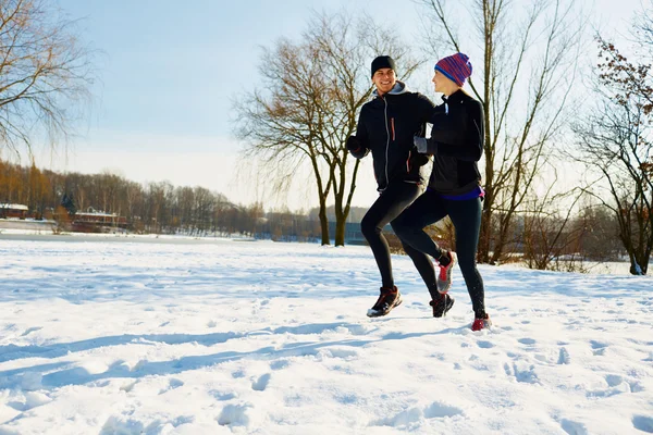 两个赛跑者在冬天 — 图库照片