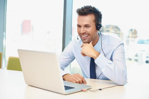 Empresário feliz com laptop — Fotografia de Stock