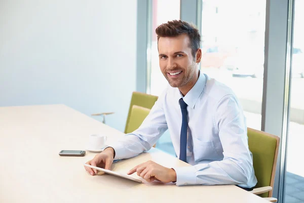 Gelukkig zakenman aan het moderne kantoor — Stockfoto