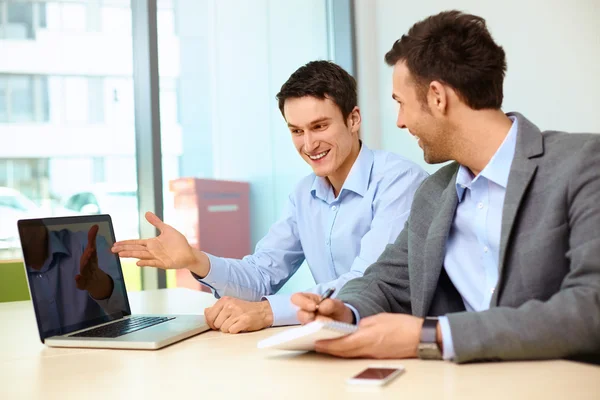 Due imprenditori che lavorano — Foto Stock