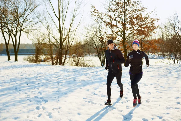 Paar läuft im Winter — Stockfoto