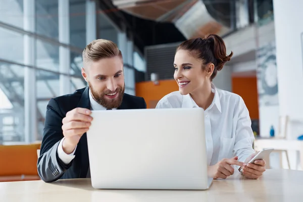 Zwei gut gelaunte Geschäftsleute arbeiten — Stockfoto