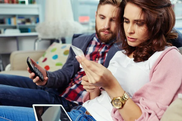 Pareja pagando facturas — Foto de Stock