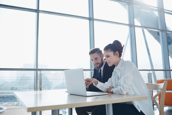 Socios comerciales que trabajan en laptop — Foto de Stock