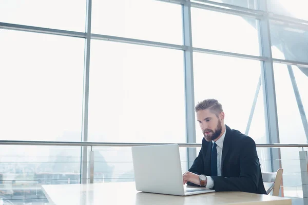 Ung snygg affärsman arbetar — Stockfoto