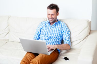 adam onun laptop internet tarama