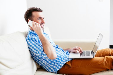 Genç adam bir arama yapma