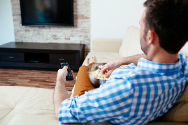 adam televizyon karşısında rahatlatıcı