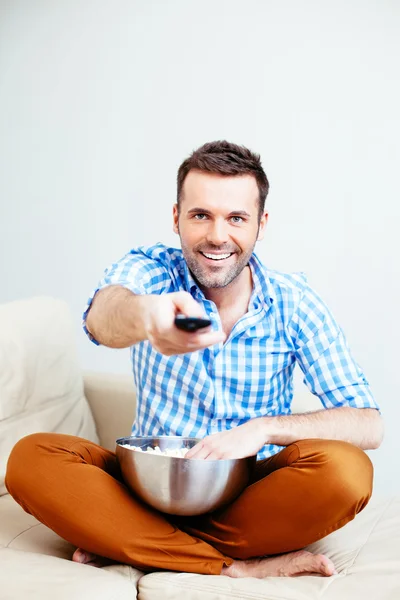 Uomo guardando la TV — Foto Stock