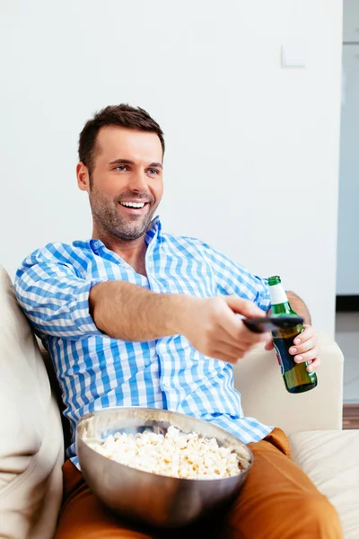 Homem assistindo TV — Fotografia de Stock