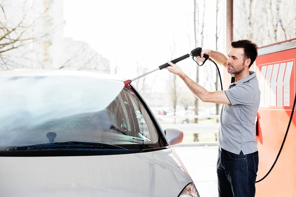 Mann putzt sein Auto — Stockfoto