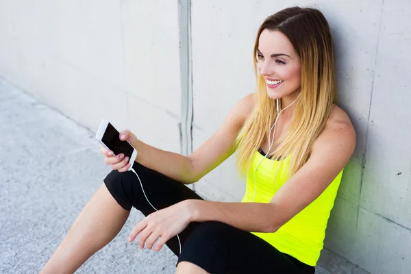 Frau sitzt nach dem Training — Stockfoto