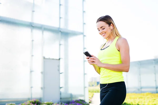 Female runner using smartphone — Stock Photo, Image