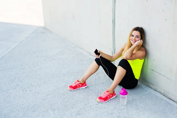 Mulher feliz descansando depois de correr — Fotografia de Stock