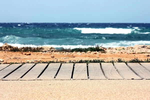 Pomost deski na plaży — Zdjęcie stockowe