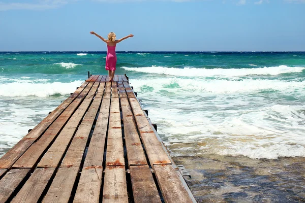 Vrouw op zee ligplaats — Stockfoto