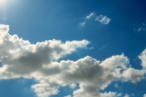 Blauer Himmel mit weißen Wolken — Stockfoto