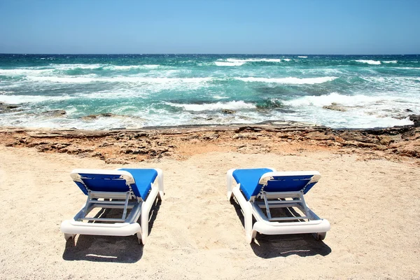 Dos tumbonas en la playa — Foto de Stock