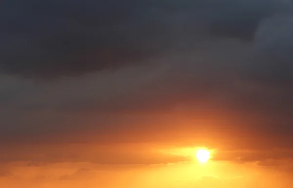 Schöner heller Sonnenuntergang — Stockfoto