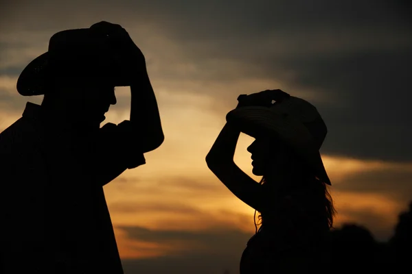 Casal jovem em chapéus de cowboy — Fotografia de Stock