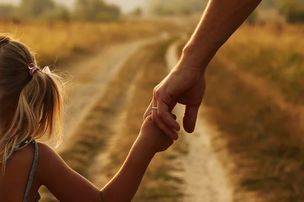 El padre toma la mano del hijo —  Fotos de Stock