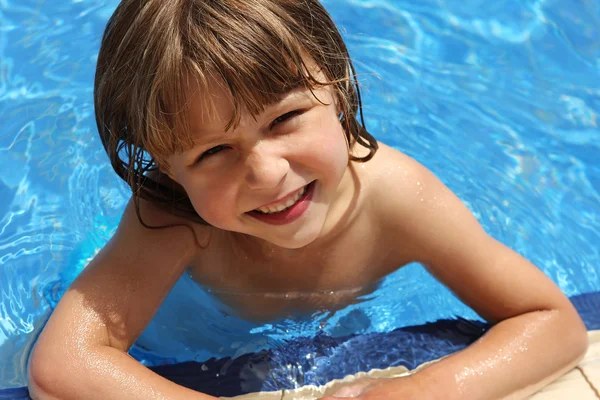 Klein meisje in water — Stockfoto