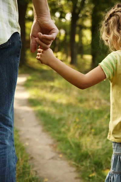 Le parent tient la main de l'enfant — Photo