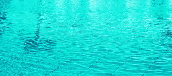 Água azul na piscina — Fotografia de Stock