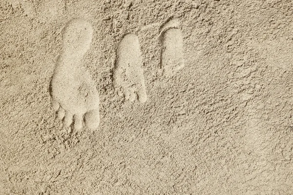 Voetafdrukken op zandstrand — Stockfoto