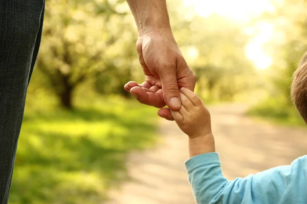 Mains de parents et d'enfants — Photo