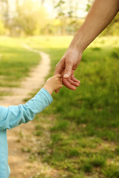 Manos de padre e hijo —  Fotos de Stock