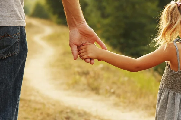 Manos de padre e hijo —  Fotos de Stock