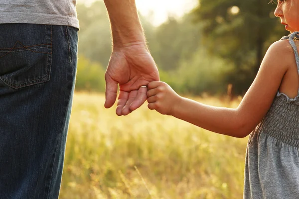 Manos de padre e hijo —  Fotos de Stock