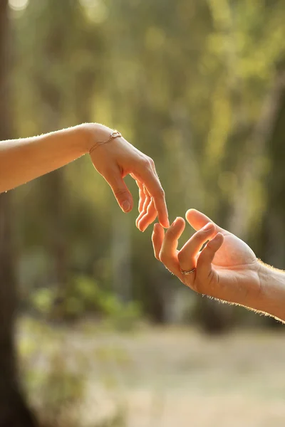 Amante casal mãos — Fotografia de Stock