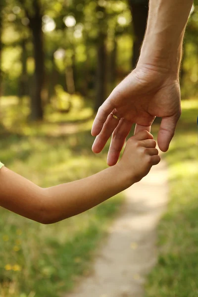 Mains de parents et d'enfants — Photo