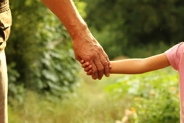 Manos de padre e hijo — Foto de Stock