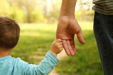 üst el çocuk tutar