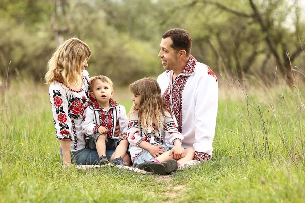 Junge Familie über die Natur — Stockfoto