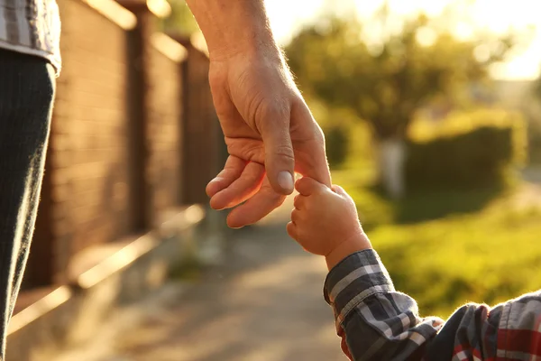 Förälder håller ett litet barns hand — Stockfoto