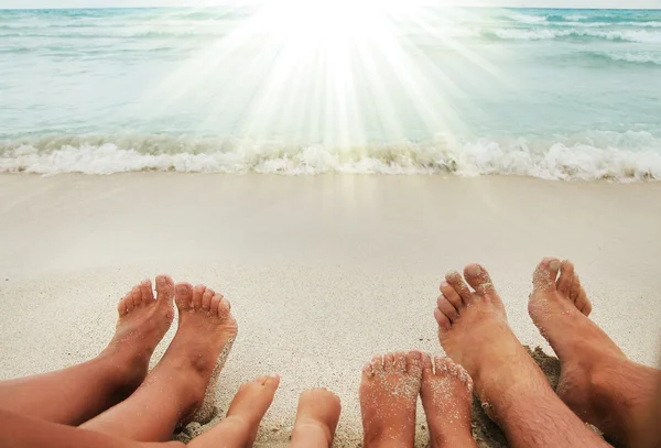 Les pieds de famille sur le sable — Photo
