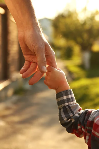 Szülő fogja a kezét egy kisgyermek — Stock Fotó