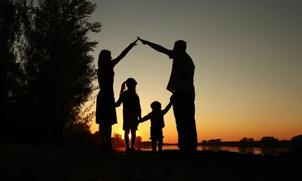 Silhouette di famiglia felice con bambini — Foto Stock