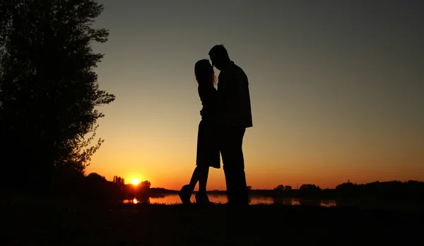 Silhueta de casal apaixonado ao pôr-do-sol — Fotografia de Stock