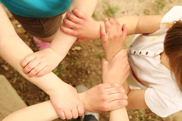 Mains de groupe de trois enfants — Photo