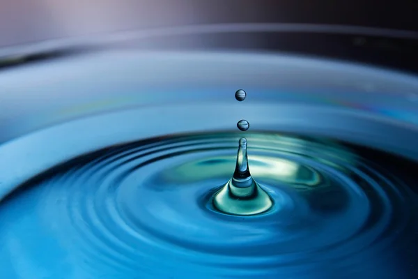 Gota de agua cae — Foto de Stock