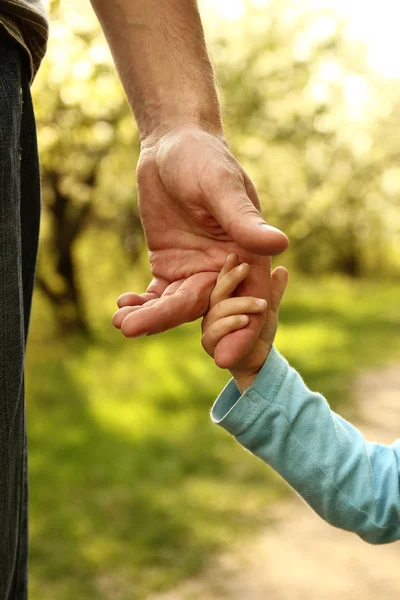 Eltern halten die Hand des Kindes — Stockfoto