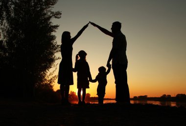 Çocuklu mutlu aile silüeti